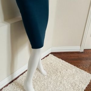 Very nice pencil skirt...great condition...looks great on.